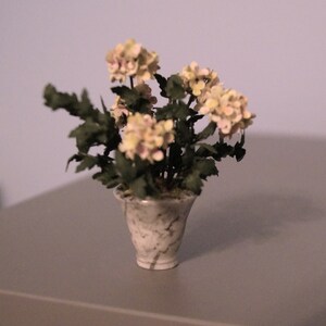 Puppenhaus Kunsthandwerk Vase mit rosa Hortensie