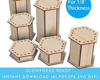 Può includere: Set di sei rialzi esagonali in legno per espositori, perfetti per mettere in mostra piccoli oggetti. I rialzi sono realizzati in legno spesso 3,2 mm e sono pronti per essere tagliati su una Glowforge. I rialzi sono di diverse dimensioni, con il più grande in alto e il più piccolo in basso. I rialzi sono di colore legno chiaro con una sottile venatura. Il testo "For 1/8" Thickness" e "GLOWFORGE READY" è visibile nell'immagine.  "INSTANT DOWNLOAD (AI, PDF, EPS, SVG, DXF)" è anche visibile nell'immagine.