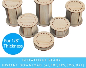 Può includere: Cinque supporti rotondi per torte in legno con un top esagonale. I supporti sono di dimensioni diverse e sono realizzati per legno spesso 1/8 di pollice. I supporti sono pronti per essere tagliati su una Glowforge. Il testo "For 1/8" Thickness" e "GLOWFORGE READY" è sull'immagine. Il testo "INSTANT DOWNLOAD (AI, PDF, EPS, SVG, DXF)" è anche sull'immagine.