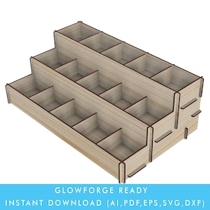 Könnte beinhalten: Ein dreistöckiger Holzorganizer mit 18 einzelnen Fächern. Der Organizer ist aus hellbraunem Holz mit dunkelbraunen Kanten. Der Organizer ist so konzipiert, dass er auf einer Glowforge ausgeschnitten werden kann.