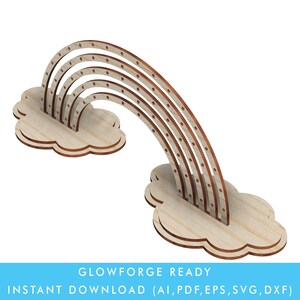 Op de afbeelding: Een houten regenboog met een wolkenbasis, ontworpen voor gebruik met een Glowforge lasersnijder. De regenboog heeft vijf bogen met gaten om lampjes of andere decoraties toe te voegen. Het ontwerp is beschikbaar voor directe download in de formaten AI, PDF, EPS, SVG en DXF.