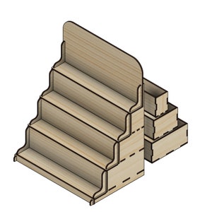 Könnte beinhalten: Ein Holz-Präsentationsständer mit vier Regalen und einer kleinen Schublade. Der Ständer ist aus hellbraunem Holz gefertigt und hat ein schlichtes, modernes Design.