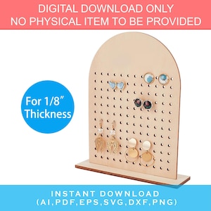 Puede incluir: Un expositor de pendientes de madera con la parte superior redondeada y una base. El expositor tiene una cuadrícula de agujeros para sujetar los pendientes. El expositor tiene un grosor de 1/8 de pulgada. El texto "DIGITAL DOWNLOAD ONLY NO PHYSICAL ITEM TO BE PROVIDED" está en la parte superior de la imagen. El texto "For 1/8" Thickness" está en un círculo azul en el lado izquierdo de la imagen. El texto "INSTANT DOWNLOAD (AI,PDF,EPS,SVG,DXF,PNG)" está en la parte inferior de la imagen.