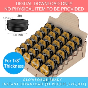 Op de afbeelding: Een houten display met talrijke kleine, zwarte containers met gouden labels met de tekst "Honey Bee". Eén container meet 4,7 cm in diameter en 2,4 cm hoog. De afbeelding toont een digitale download, geen fysiek item.