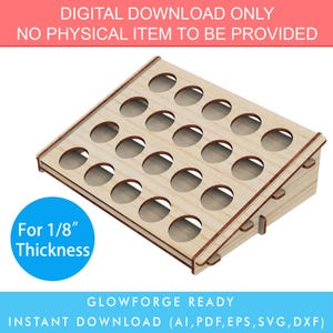 Könnte beinhalten: Ein Holzständer mit 24 runden Löchern, entworfen für die Aufnahme von 1/8 Zoll dicken Gegenständen. Der Ständer ist zum Ausstellen geneigt und kann auf einer Glowforge geschnitten werden. Der Text "For 1/8" Thickness" und "GLOWFORGE READY" ist auf dem Bild sichtbar. Der Text "INSTANT DOWNLOAD (AI, PDF, EPS, SVG, DXF)" ist ebenfalls auf dem Bild sichtbar.
