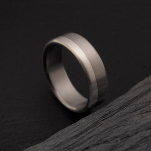 Gebürsteter Ring aus Titan und Silber - Schlichter handgefertigter Ehering - Minimalistischer Herrenschmuck - Made to order - Made in Europe