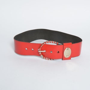 Vintage jaren 80 rode leren brede riem met zilveren ornamenten