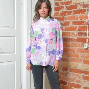 Blusa vintage con botones y estampado floral abstracto de los años 80 (talla mediana)