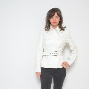 Veste avec ceinture en cuir véritable / blazer court ceinturé en cuir véritable blanc avec bouton blanc des années 90 - petite taille 07-20