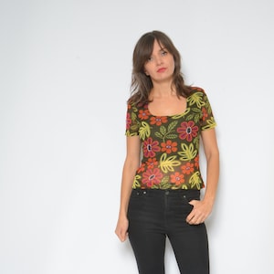 Top de malha transparente/blusa floral vintage dos anos 90 transparente colorida de manga curta – tamanho médio
