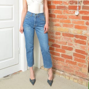 Jean Mom taille haute Lee vintage des années 80 - Denim bleu délavé à la pierre, jambe fuselée - Taille XS