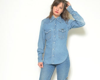 Wrangler Denim Shirt / Vintage 80's  Blue Jean Pearl Snap Button Fitted  Top  - Size Small