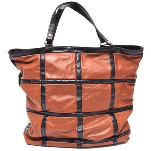 Bolso grande vintage de los años 80 de piel marrón con doble correa y diseño cuadrado
