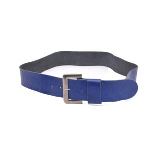 Vintage 1990&#39;s Textured Leather Belt with Silver Metal Buckle (Made in the UK)