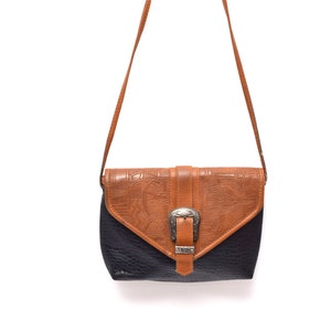 Borsa vintage in similpelle anni '90: motivo egiziano in rilievo, fibbia in stile sud-occidentale