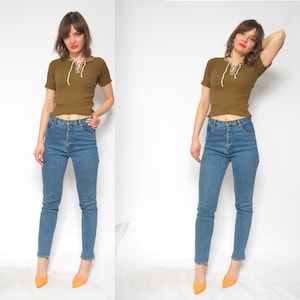 Jean en denim délavé à l&#39;acide vintage des années 90 : jambe fuselée taille haute, moyenne