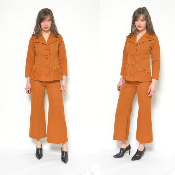 Costume deux pièces pantalon / pantalon évasé à bas clochette vintage des années 70 et blazer boutonné taille très petite