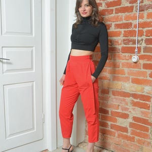 Vintage 80s High-Waisted Red Tapered Pants with Side Snaps – Size XS