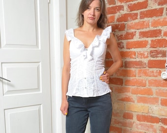 Blusa vintage blanca de encaje con ojales y volantes: top de verano ajustado con botones, talla mediana