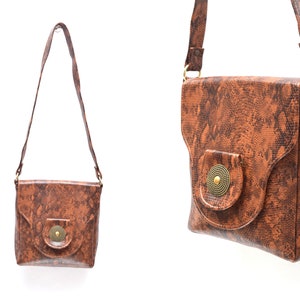 Bolso de hombro vintage de piel de serpiente sintética marrón con adorno metálico