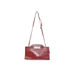 Vintage 90s Umhängetasche aus weinrotem Leder - rechteckige Metallgriffe - strukturierte Handtasche