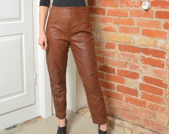 Pantalón de cuero marrón estilo años 80 / Tiro alto, corte ajustado / Talla M