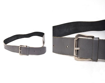 ceinture en cuir gris des années 90 vintage avec boucle en métal argenté en forme carrée