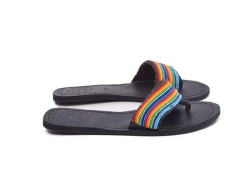 Vintage jaren 90 zwart leren teenslippers met regenboogkralen en regenboogkralen