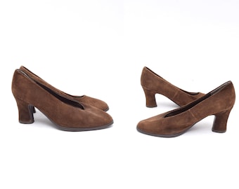 Décolleté vintage anni '90 in pelle scamosciata marrone con tacco spesso (taglia 6,5 USA)