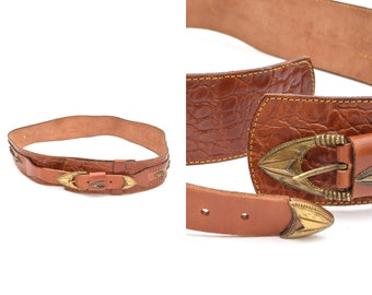 vintage 90's Wide Brown Leather Alligator Western Style Belt avec Flèche en forme de la boucle en laiton et des ornements