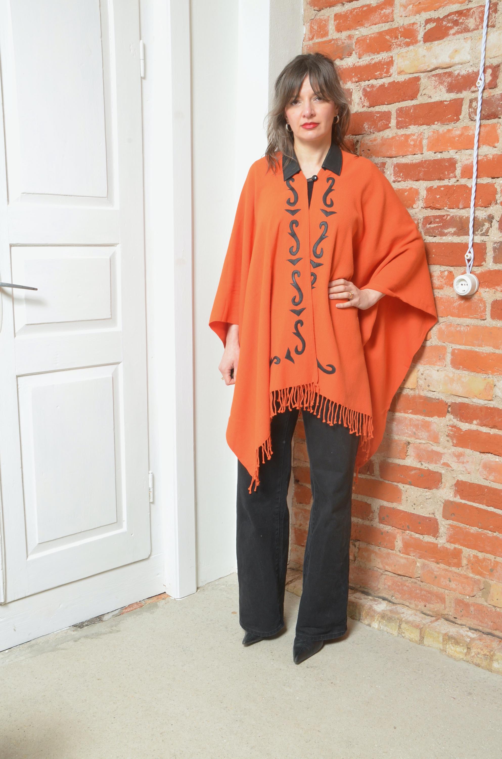 90年代のヴィンテージ装飾ケープポンチョ、レザーカラー付き - ワン