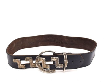Vintage 90er Jahre Ledergürtel mit großer silberfarbener Schnalle und Metallornamenten
