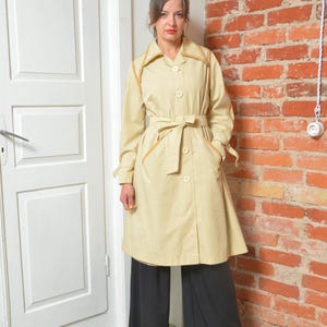 Vintage 80s Beige Trench Coat – Size M, Made in Finland, Belted, Contrast Trim