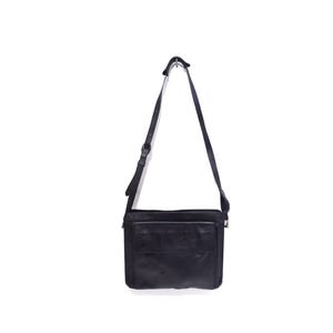 Könnte beinhalten: Eine schwarze Lederschultertasche mit Klappenverschluss und einer Fronttasche. Die Tasche hat einen langen verstellbaren Riemen.