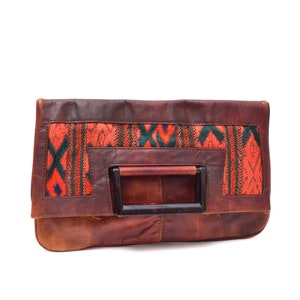 Bolso vintage de piel burdeos y marrón de los años 80, transformable de cartera de mano a bolso de mano grande, con detalles de tela y asas de plástico.