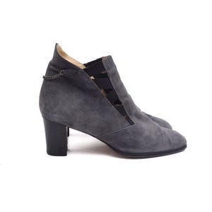Vintage Italian Suede Ankle Boots: Grey Heeled Booties with Chain Detail - Size 39 EU