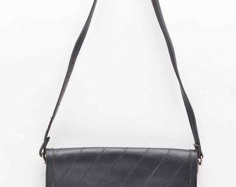 Bolso bandolera vintage de piel negra de los años 80 con diseño de hilo diagonal