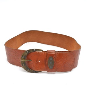 Vintage 90&#39;s WIde Brown Leather Belt with Embossed Geometrical Design and Large Horseshoe Brass Buckle