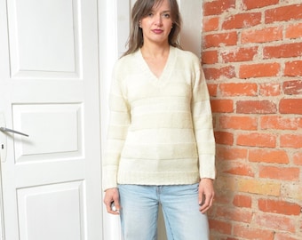 Suéter vintage de punto texturizado color crema con cuello en V – Talla S