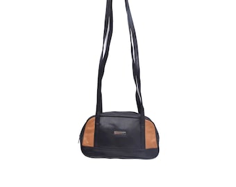 Bolso de hombro vintage de piel auténtica de los años 90: pequeño, negro y tostado, con correa larga.