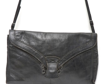 Bolso de hombro vintage de piel negra de los años 90 con bolsillos con cremallera