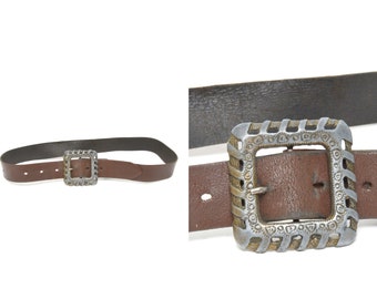 Cintura vintage anni '90 ampia in pelle marrone con grande rivestimento in metallo decorativo