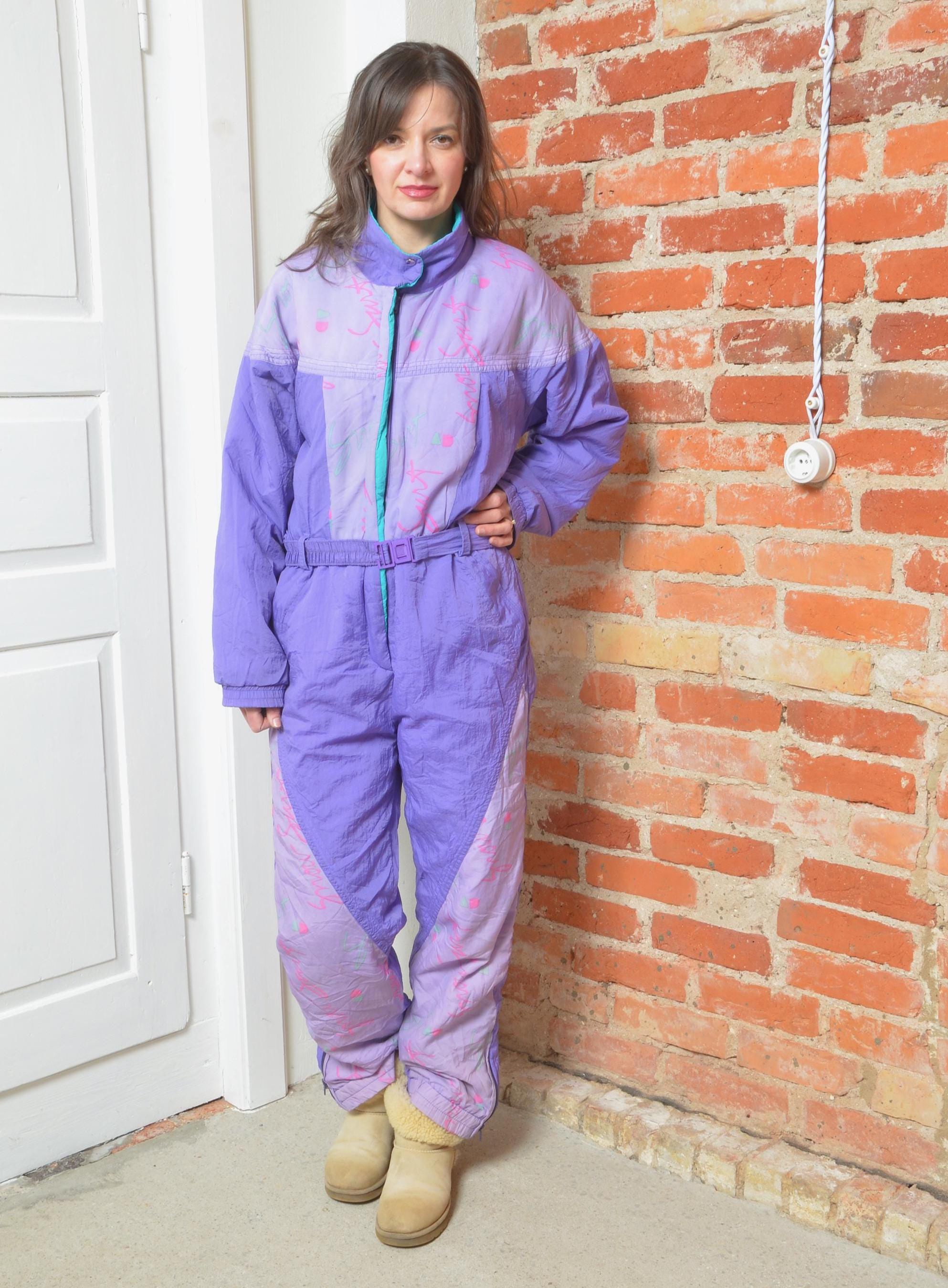 Combinaison De Ski Vintage Descente Années 80 - Taille 8 Femme - Violet Avec Capuche Et Ceinture - Occasion
