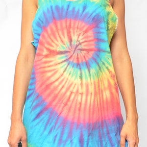 Puede incluir: Un top de tirantes tie-dye con un patr&oacute;n de espiral en tonos de azul, rosa, amarillo y verde.