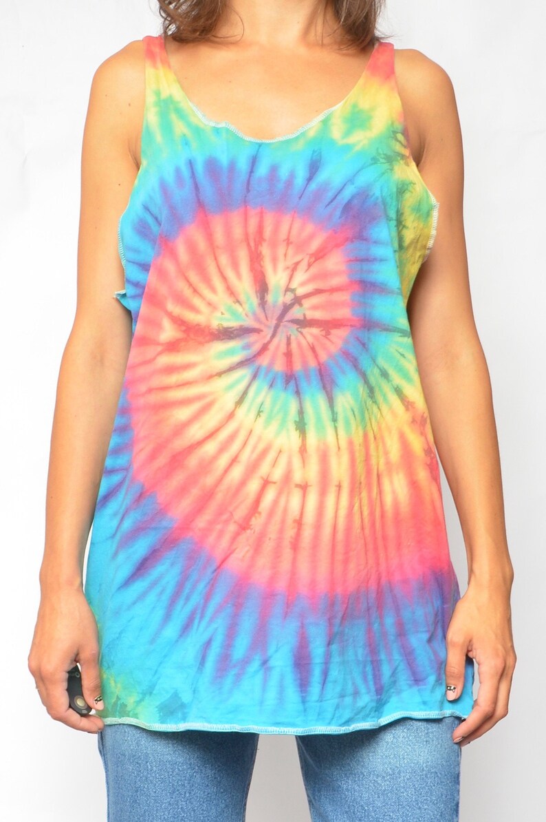 Puede incluir: Un top de tirantes tie-dye con un patr&oacute;n de espiral en tonos de azul, rosa, amarillo y verde.