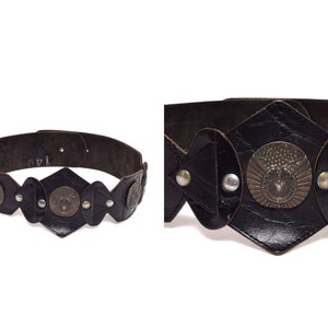 Cinturón ancho de cuero negro vintage de los años 90 con hebilla en forma de diamante y adornos de latón.