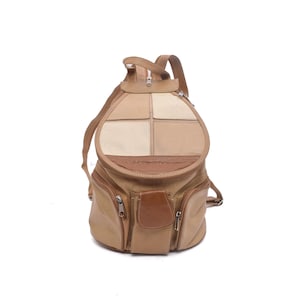 Op de afbeelding: Een bruine leren rugzak met meerdere vakken en een patchwork-ontwerp aan de voorkant. De rugzak heeft een ronde vorm en een ritssluiting.