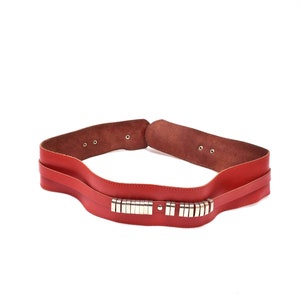 Vintage jaren 90 brede rode leren riem met zilveren metalen details