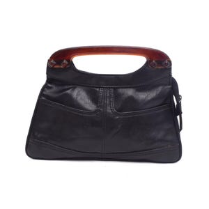 Bolso de mano vintage de piel negra de los años 70 con asas de plástico
