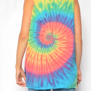 Puede incluir: Un top sin mangas de tie-dye con un patr&oacute;n de remolino de colores rosa, amarillo, azul y verde.